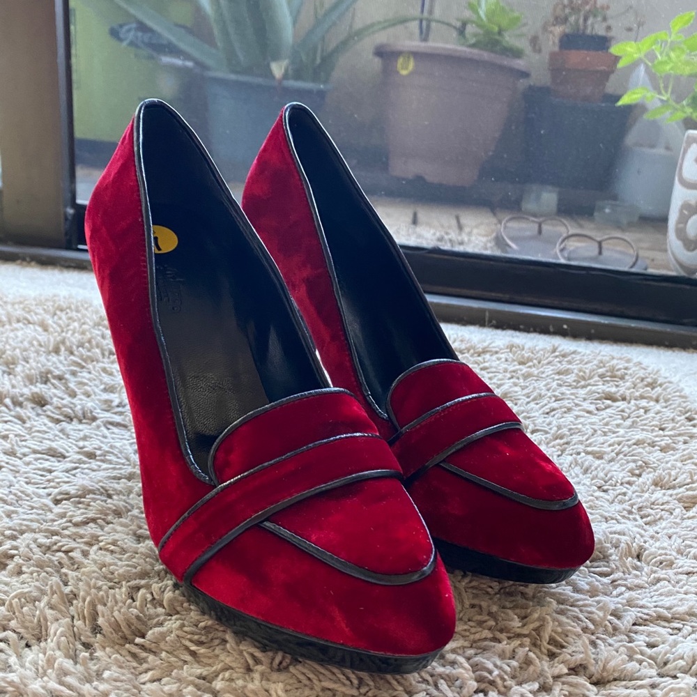 BRAND NEW RED VELVET ARFANGO STILETTO HEELS 👠